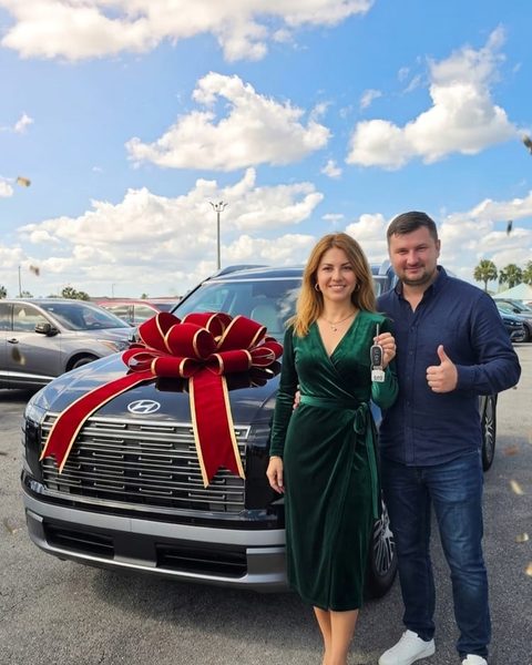 Клиент Facto Auto забирает машину