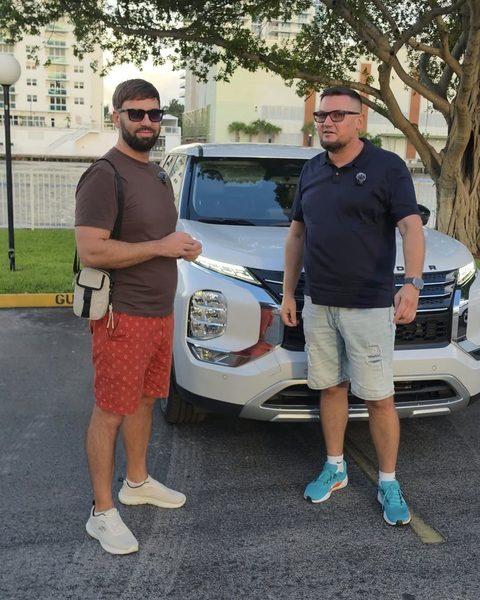 Клиент Facto Auto забирает машину