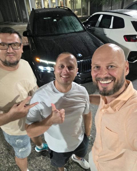 Клиент Facto Auto забирает машину