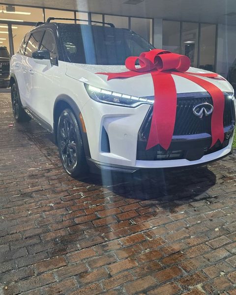 A Facto Auto customer with a new Infiniti